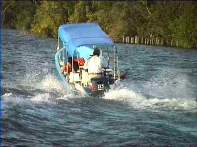 Guatemalan water taxis drive like crazy