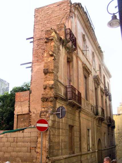 Seemed like the remains of a bombed-out WWII Cagliari building to me. I wondered whether people actually live in it. Probably...