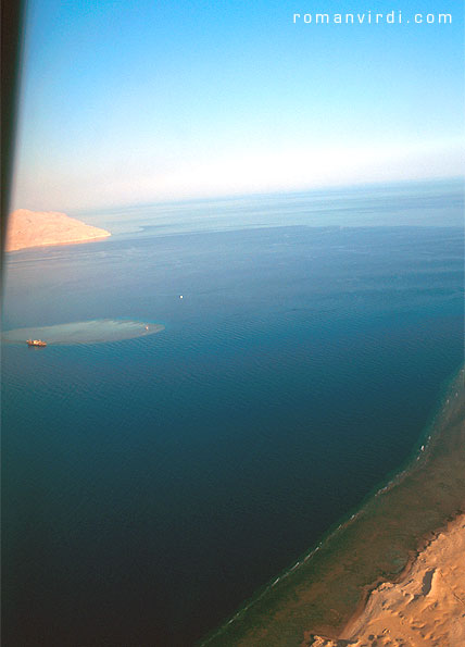 Gulf 
of Aqaba: The straits of Tiran from the air, here with Gordon reef and 
the wreck of the Louilla 