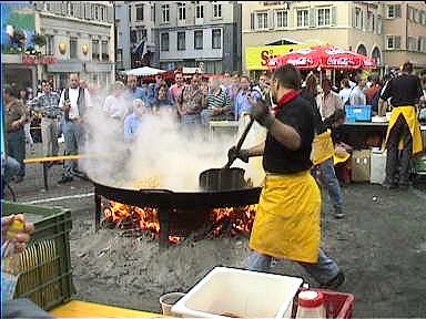 Preparing a large portion of food at "Züri Füscht"