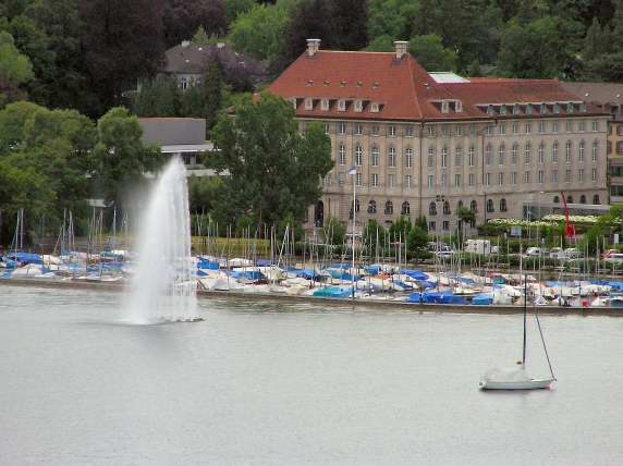 The magnificent Rñckversicherung-Buildung overlooking Zurich's fountain