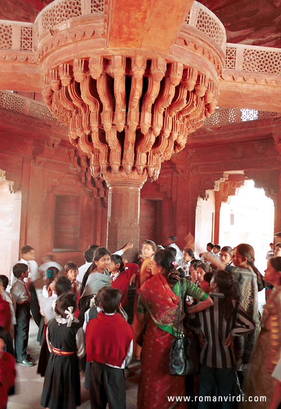 Diwan-i-khas: A wonderful four-pathed passageway with space for a throne in the centre carved out of stone at Fatehpur Sikri