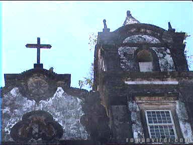 Igreja do Santissimo Sacramento do Passo. Plants growing all over