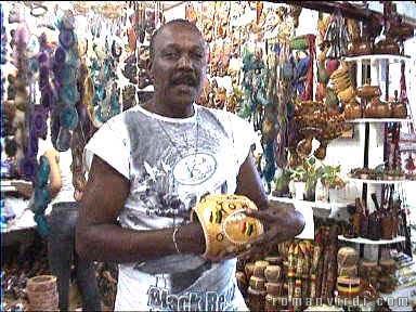 This guy at Mercado Modelo extracted a weird sound from this instrument