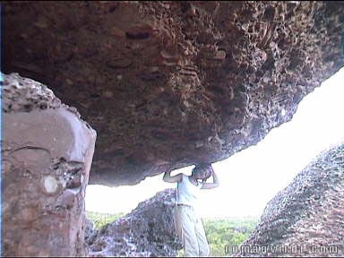 Holding up rock at Salño de areias coloridas