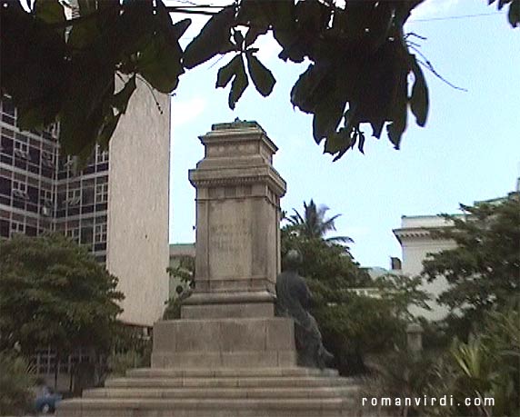 Only former pre-revolution dictator Batista's shoes remain on pedestal. The rest has been pulled down.