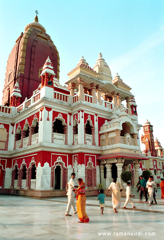 The front of Birla Temple. Since the whole complex can only be toured barefoot, everyone has to take off their shoes outside 