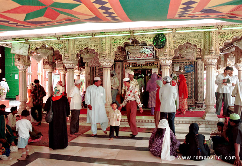 The Muslim shrine of Nizzamudin Chisti, a saint who died in 1325, has a very strange atmosphere. The narrow paths leading to the shrine are paved with flower-garland hawkers. Surprisingly, it's no problem to take a picture here