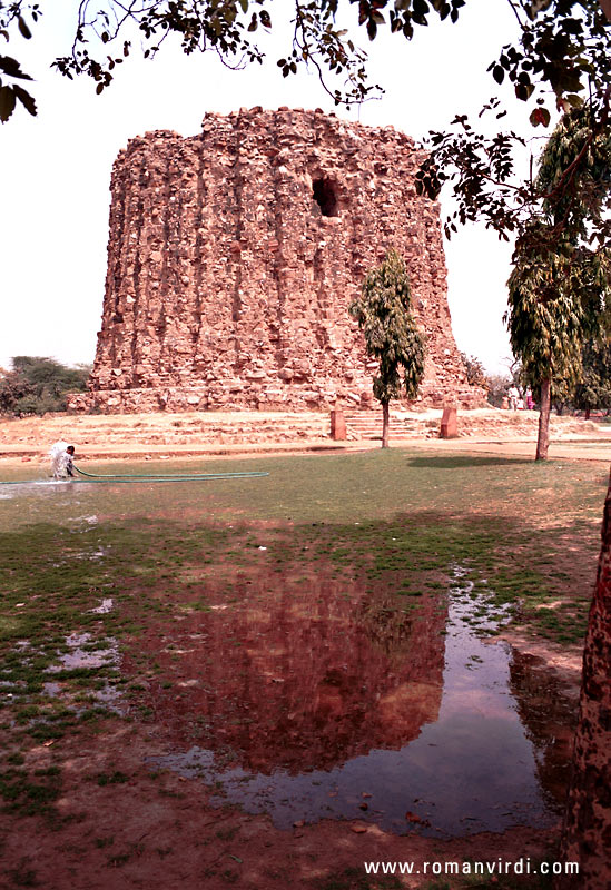 Alai Minar: A rival started building a tower larger and twice as tall as the Qutab Minar nearby to it. It didn't get completed after his death, however