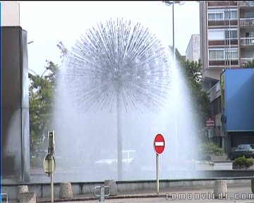 There was a miniature rainbow to be seen in the spray of this wonderful fountain at Tour de l'Europe