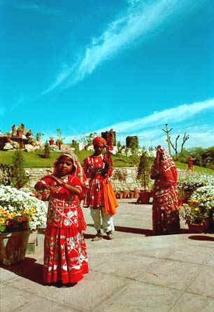 Family singing and dancing on the way to Jaipur