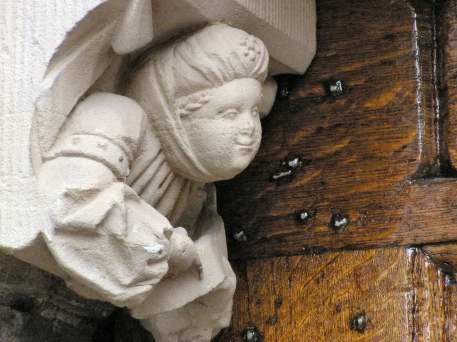 Lady looking down at the entrance of the old townhouse of Woerden