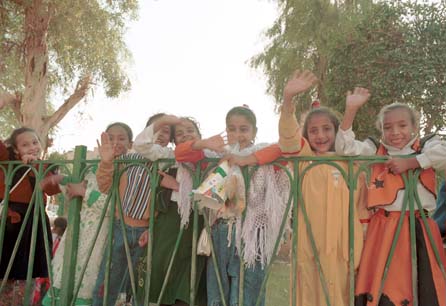  Kids waving